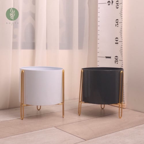 وعاء نباتات معدني بحامل ذهبية