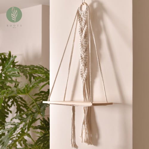 مكرمية مع رف خشبي