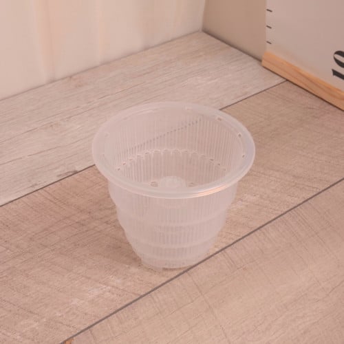 وعاء بلاستيك بثقوب متعددة