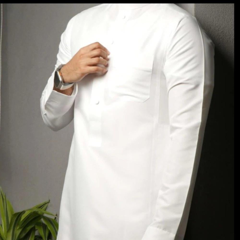 ثوب رجالي بقماش فاخر يوضح أنواع أقمشة الثياب الرجالية في السعودية