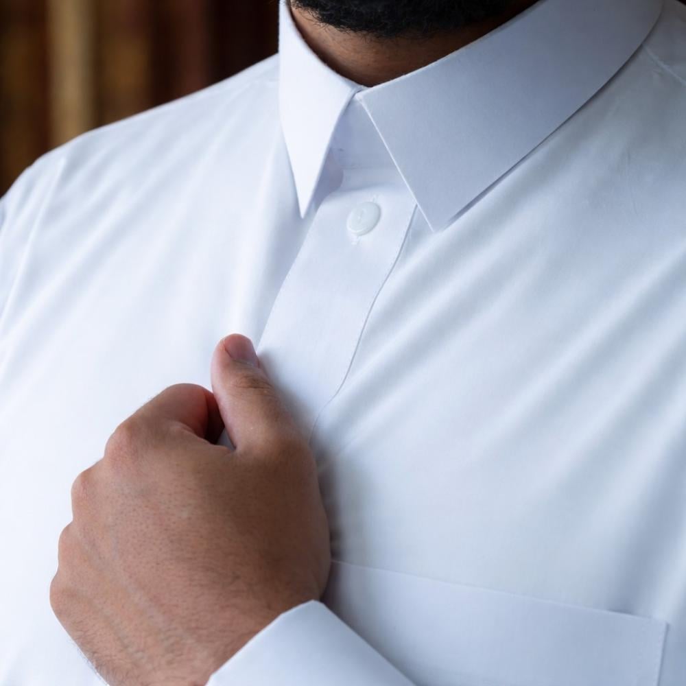 ثوب رجالي قماش واقف برقبة قلاب وكم سادة بتصميم أنيق