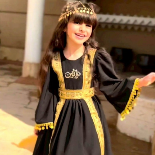 فستان اسود بشعار يوم التاسيس