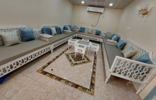 5كراسي جيزاني خشب ماليزي حشو مع المراتب والخداديات