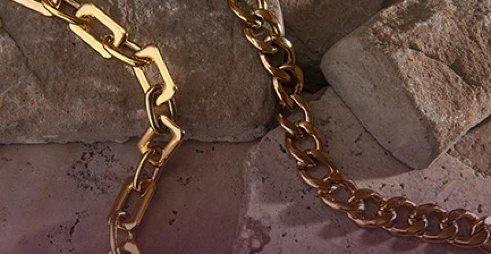 سلاسل ذهب رقيقة عيار 18: الأناقة البسيطة التي لا تنتهي