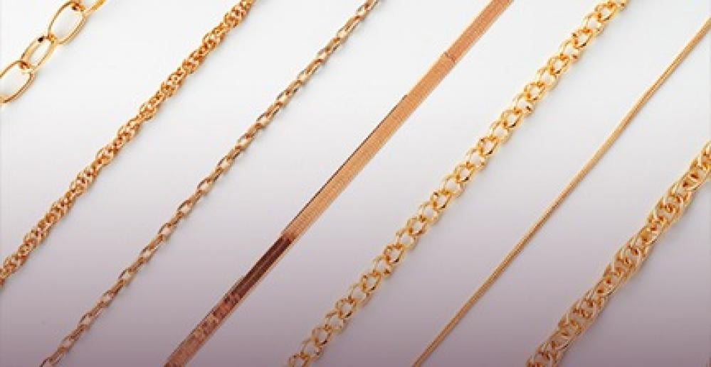 كيفية اختيار طول السلسلة الذهبية الرقيقة المثالية لعنقك
