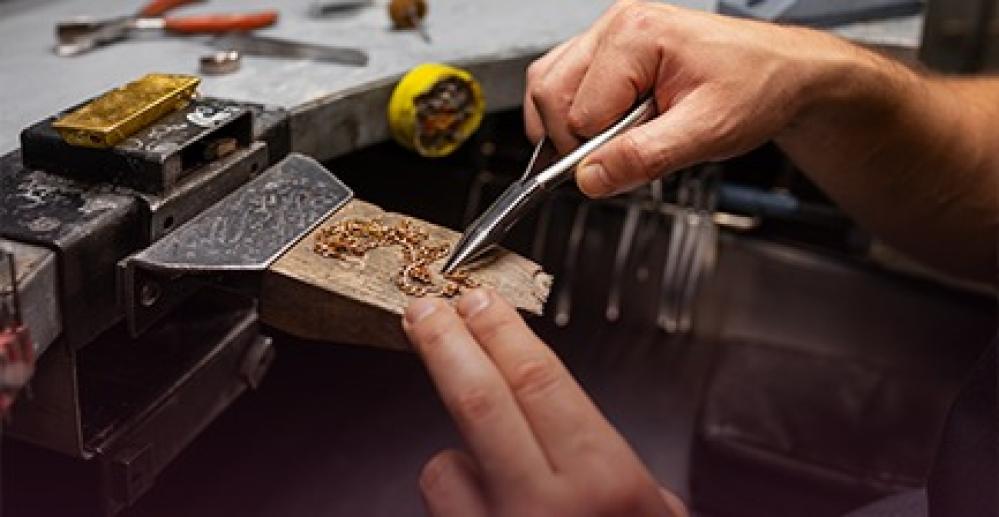 كيف تحسب المصنعية وتوفّر عند شراء الذهب؟