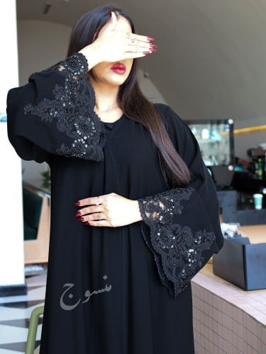 عباية لف كريب ملكي مع كلفة على الأكمام