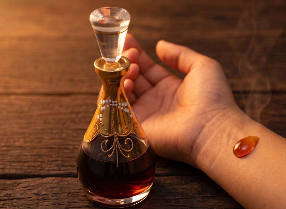 كيف تضع دهن العود بشكل صحيح — استفد من كل قطرة