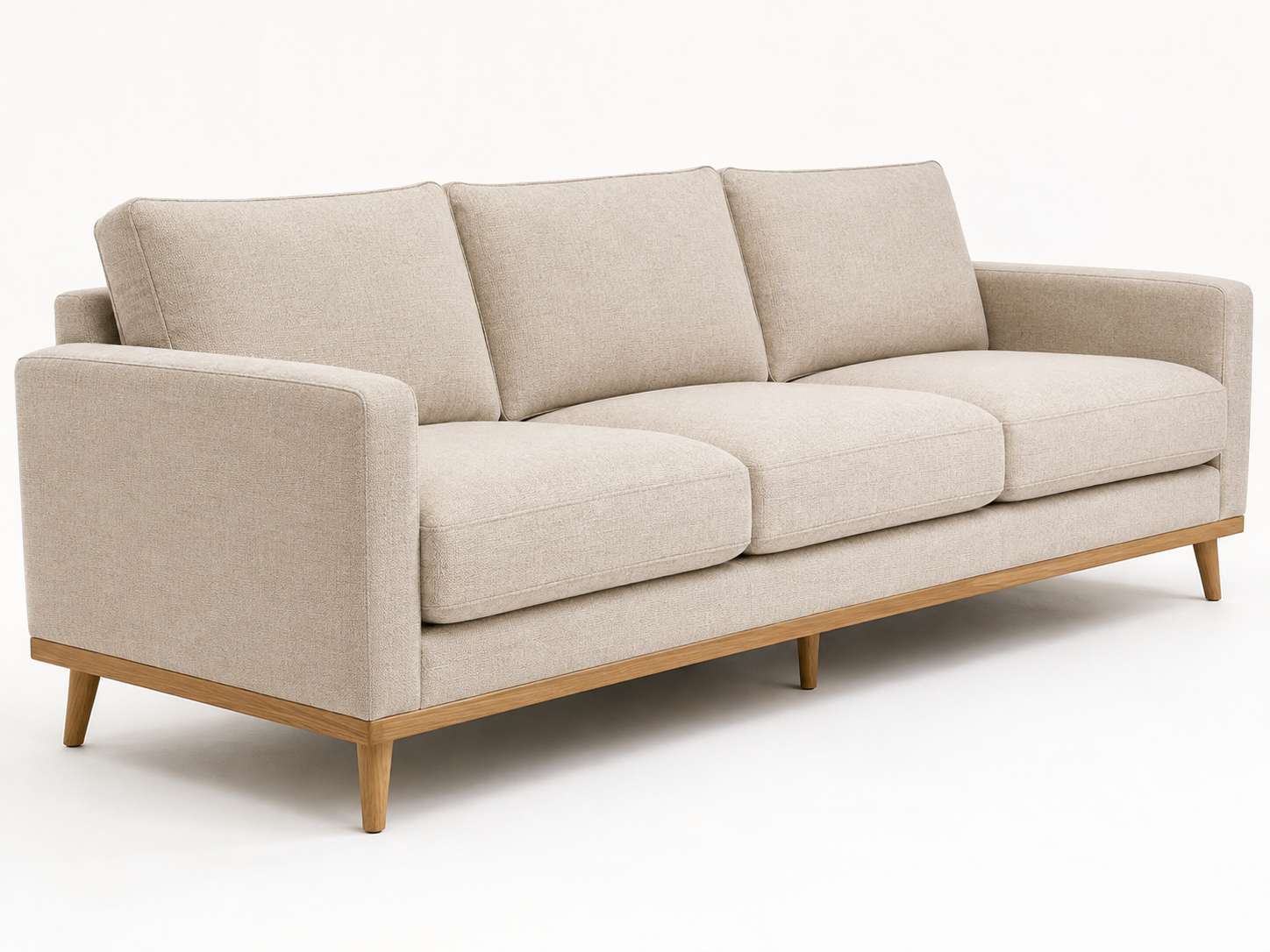 كنب ثلاثي بيج بأرجل خشبية من زاوية جانبية