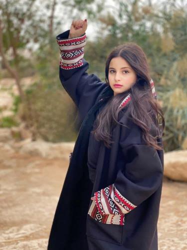 فروة لون أسود مبطنة بفراء نقش سدو-متجر فرح