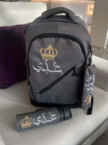 شنط مدرسية لون رمادي-تطريز بالاسم