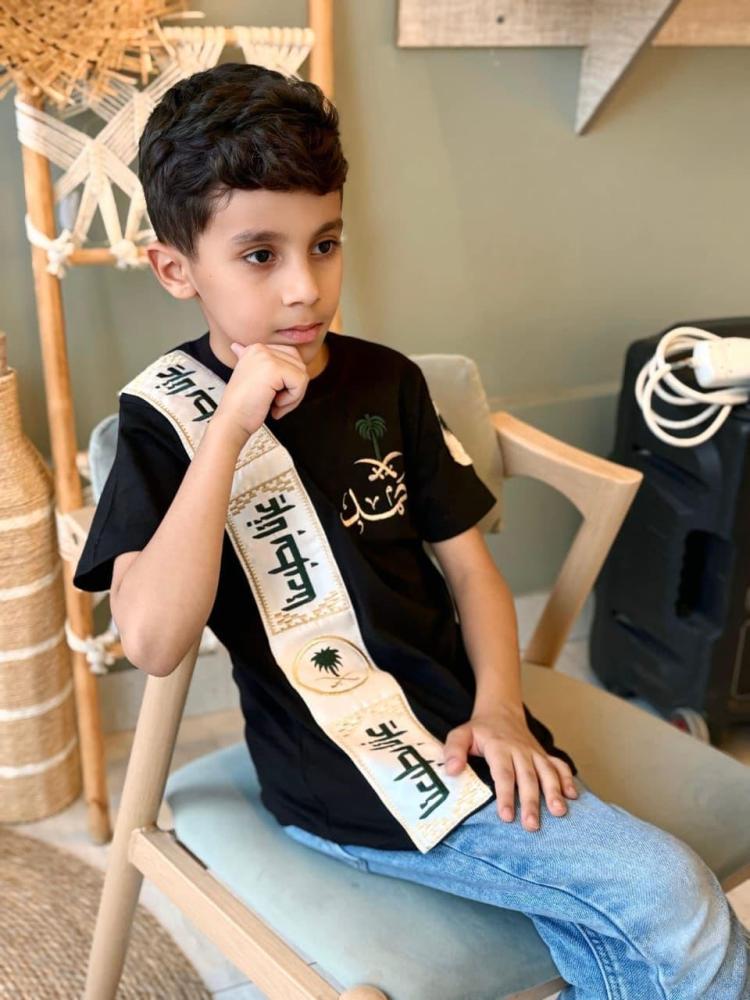 تي شرت اطفال اليوم الوطني السعودي عزنا بطبعنا متجر فرح