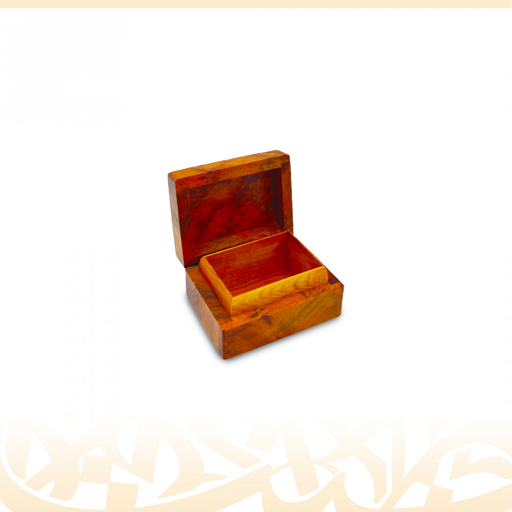 صندوق مربع مع لؤلؤ