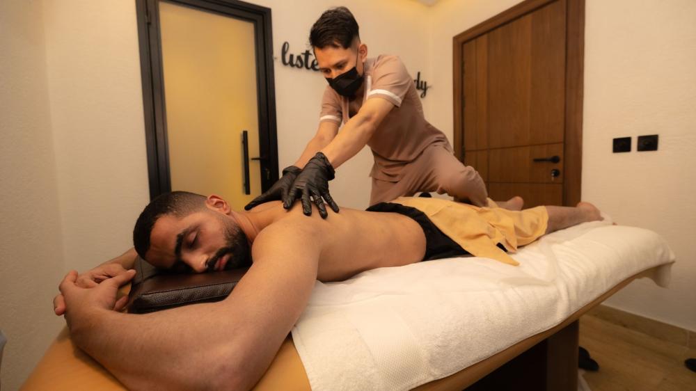 أهمية المساج للرجال: فوائد الاسترخاء والعناية بالصحة