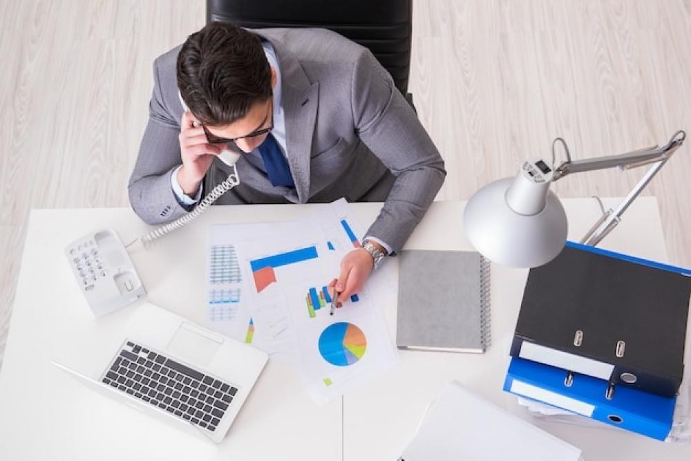 كيف تتم إدارة شواهد الأداء الوظيفي بفعالية في المدارس؟