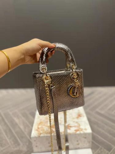 حقيبة "Lady Dior" (ليدي ديور)