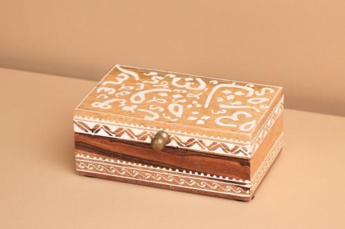 صندوق مستطيل خشبي صغير