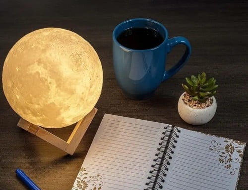 مصباح الطاولة الكروي بتصميم القمر المنير