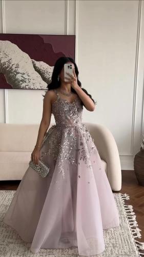 فستان سهرة بتطريز فضي