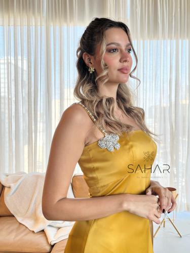 فستان سهرة ناعم بقصة مميزة