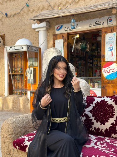 عبايه قماش جوليا اسود مع تطريز ذهبي مع طرحه اسود س...