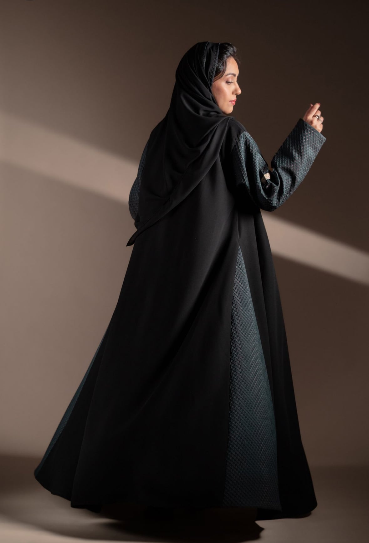 عباية زاهيه