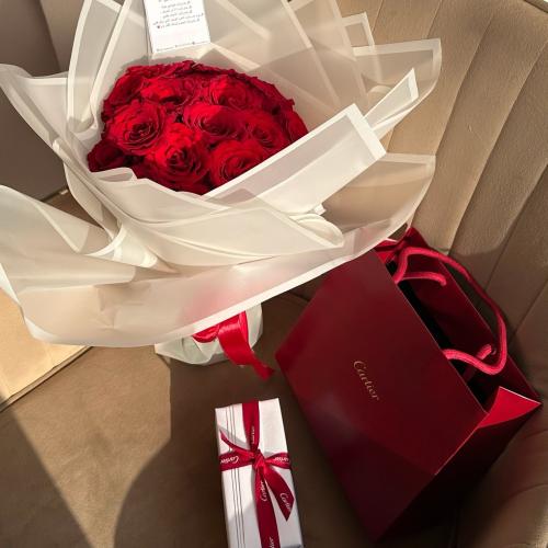 تنسيق عطر كارتيير وباقه ورد Valentine