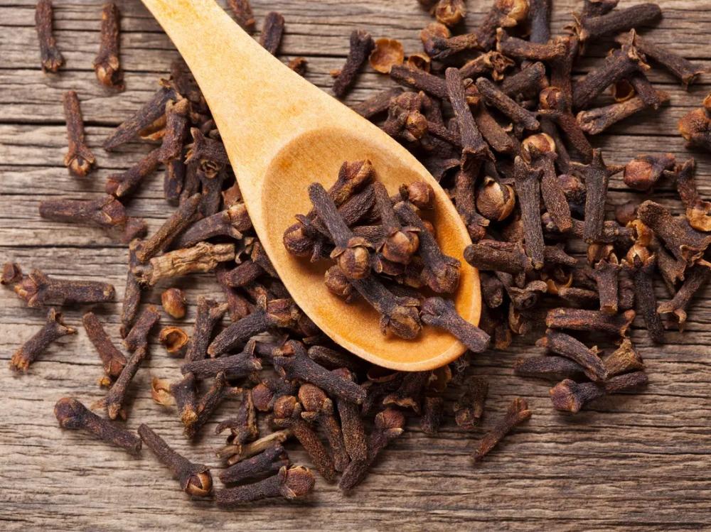 القرنفل: بهار عطري وفوائد ذهبية لصحتك