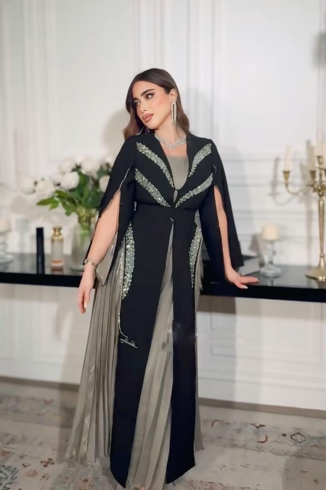 فستان ناعم تفته بقصة عنق مثلثه