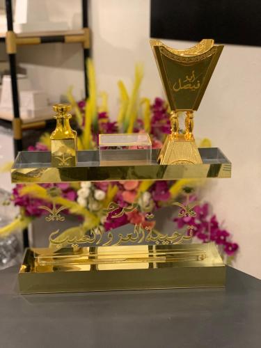 تصميم استاند ملكي اكريليك حسب طلب العميل