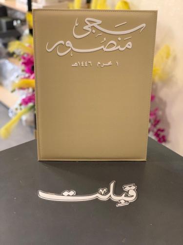 تصميم استاندات عقود زواج جلدية حسب الطلب