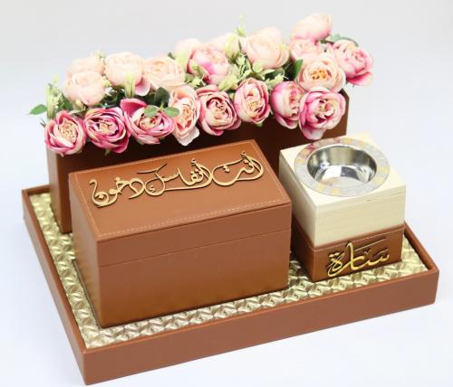 تصميم طقم جلد بالاسم مع ورد حسب طلب العميل