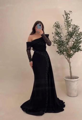 فستان اسود مع اكمام فصوص