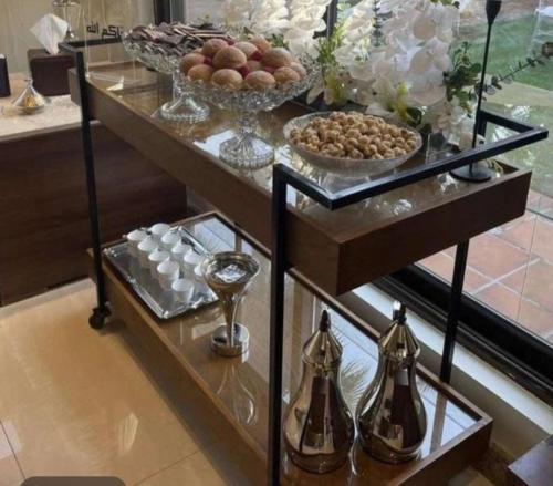عربة تقديم متحركة