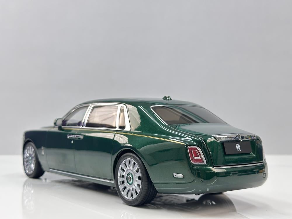 Model: Rolls-Royce Phantom VIII Brand: ZP Scale: 1/18 Color: (Gold