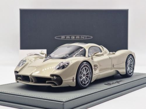 BBR 1:18 Pagani Utopia Grey with Display Case