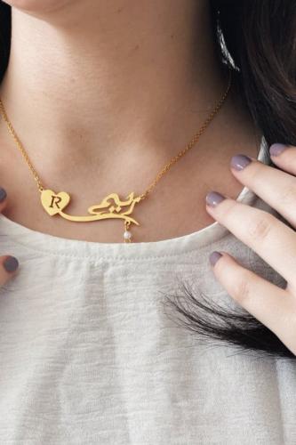 سلسال بالاسم مع حرف مطلي بالذهب