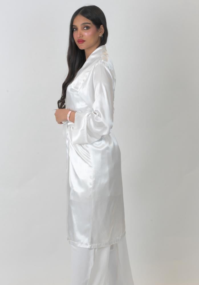 روب العروسه مع تطريز ذهبي