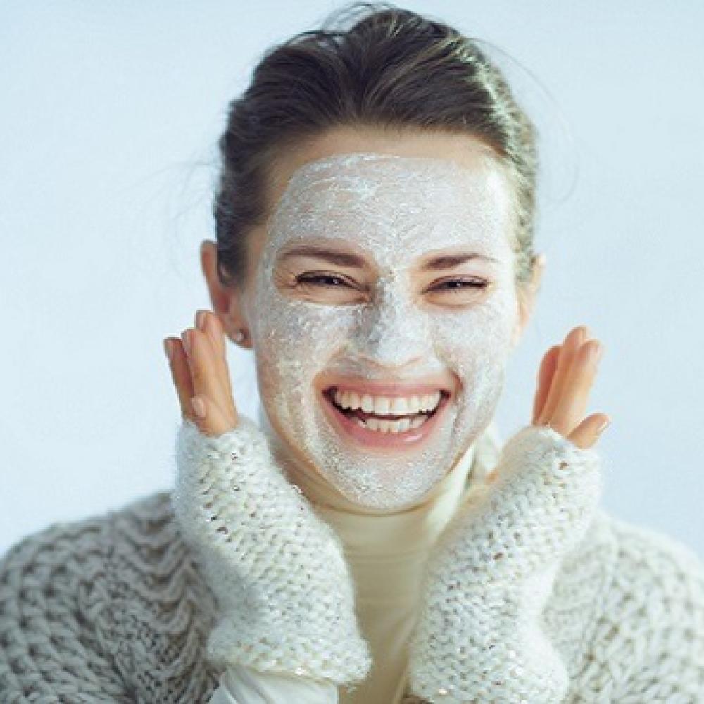 بنت تضع قناع بشرة لترطيب البشرة في الشتاء