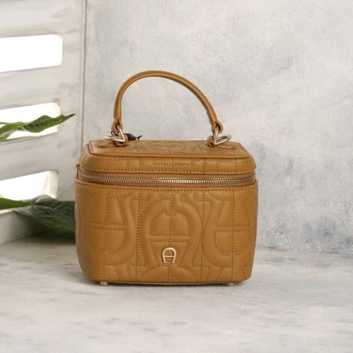 شنطة aigner