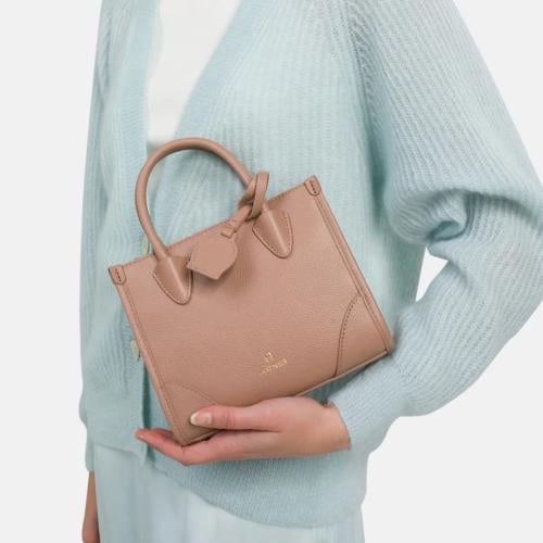 شنطة aigner