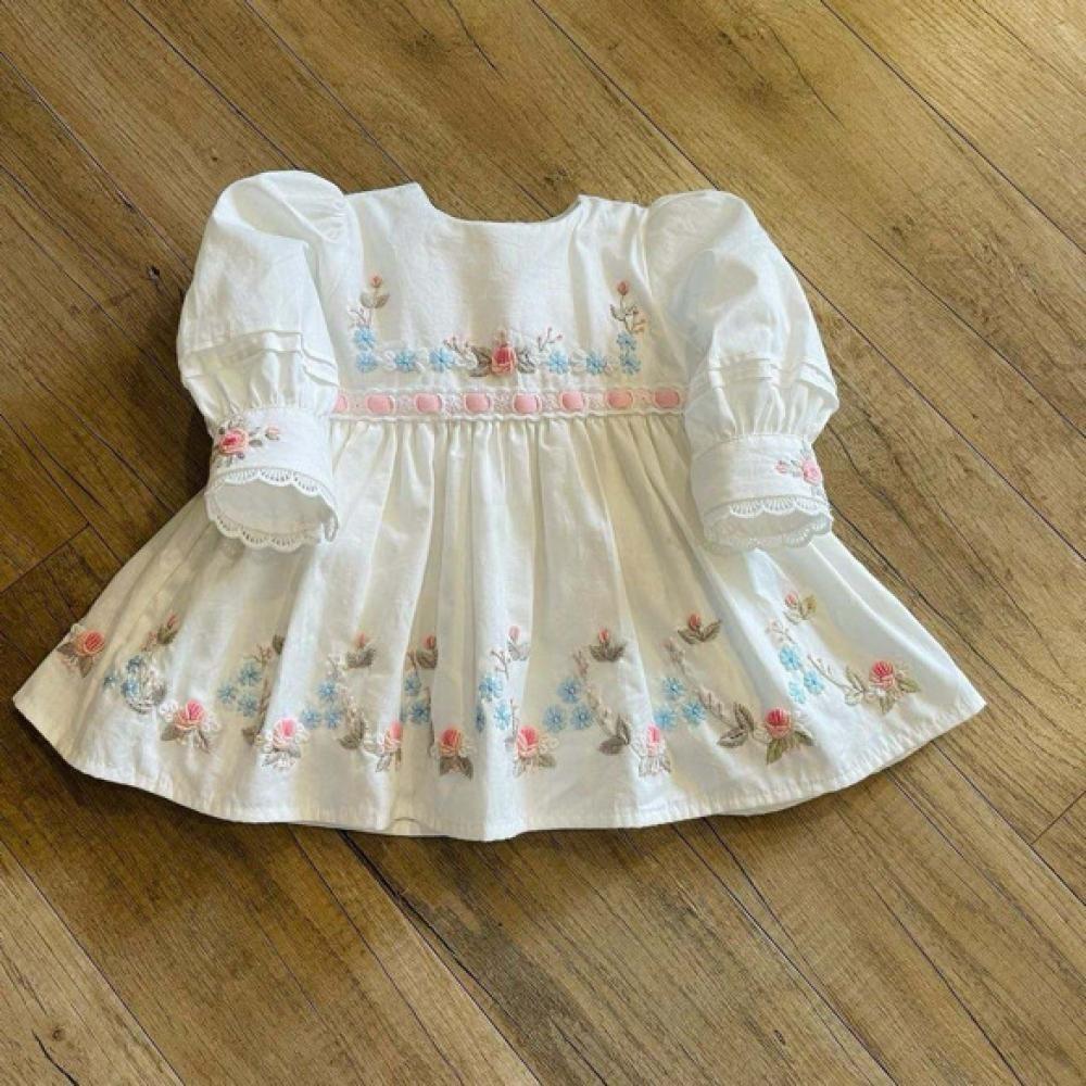 ملابس الأطفال المطرزة يدويًا