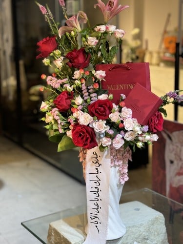 فازة ورد مع شريطه مع براند هاي كواليتي