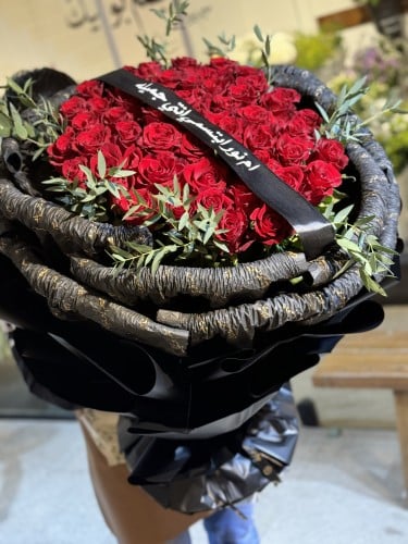 بوكية عملاق مع شريطه