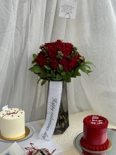 فازة مع ورد وشريطه ( بدون كيك )