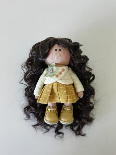 ميدالية دمية بشعر كيرلي