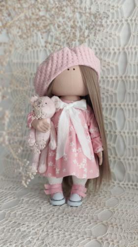 الدمية شادن بشعر أشقر