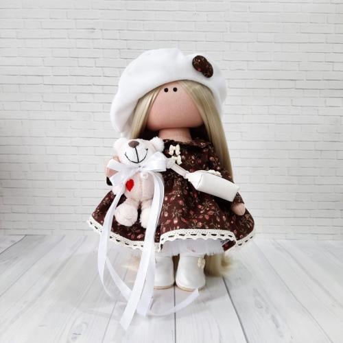 الدمية عزيزة