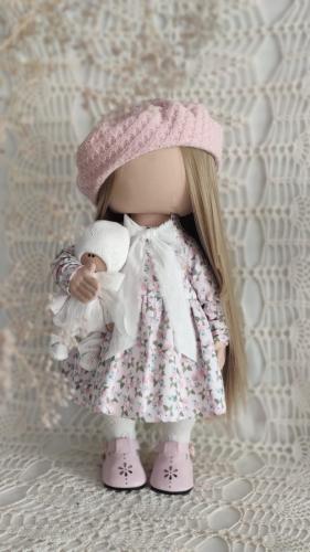 الدمية أمل كبير بدون عيون