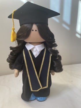 دمية الخريجة